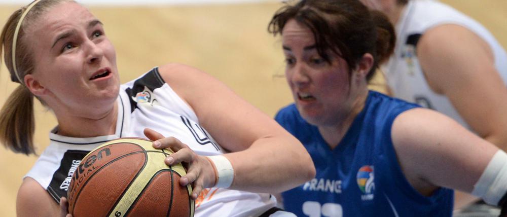 Die Rollstuhlbasketballerinnen haben die Qualifikation für Rio geschafft. Hier ein Bild von der EM 2013 Damen Vorrundengruppe A Deutschland gegen Frankreich am 29 Juni 2013 in der Eissporthalle in Frankfurt am Main. 