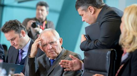 Bundesfinanzminister Wolfgang Schäuble am Mittwoch im Kabinett, rechts Vizekanzler Sigmar Gabriel, links Innen-Staatssekretär Günter Krings.