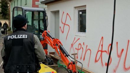 Schmierereien und Anschläge auf Flüchtlingsheime sind eines von vielen Zeichen einer grassierenden Schamlosigkeit in der Gesellschaft