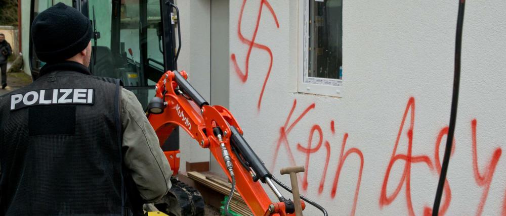Schmierereien und Anschläge auf Flüchtlingsheime sind eines von vielen Zeichen einer grassierenden Schamlosigkeit in der Gesellschaft