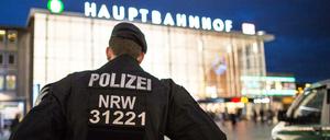 Da die Ausbildung neuer Beamter drei Jahre dauert, sollen ausscheidende Polizisten freiwillig länger im Dienst bleiben.