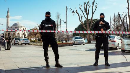 Vor zwei Jahren: Sicherheitskräfte sperren den Anschlagsort in Istanbul ab.
