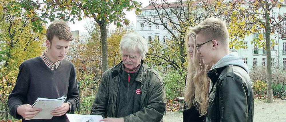 Wie war das denn? Dasha (2.v.r.) und ihre Mitschüler im Zeitzeugengespräch.