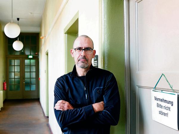 Verschwiegener Aufklärer. Jochen Holländer vor einem Vernehmungszimmer der Mordkommission.