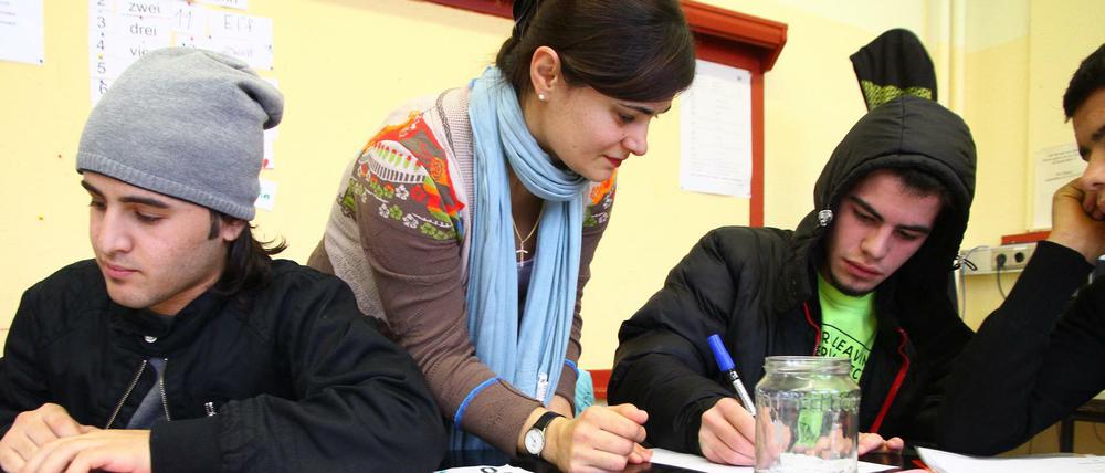 Mehr als Deutschunterricht: Schüler der Willkommens-Klasse am Fichtenberg-Gymnasium sprachen mit ihrer Lehrerin auch über die Ereignisse in Paris.