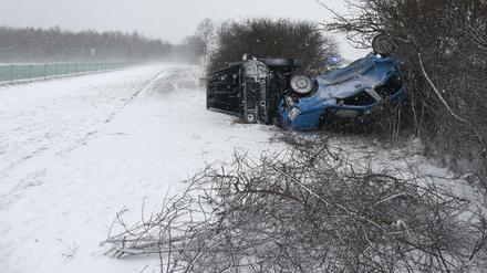 Auf der verschneiten Bundesstraße 12 bei Germaringen in Bayern sind am Freitagmorgen diese zwei Fahrzeuge wegen nicht angepasster Fahrweise verunglückt.