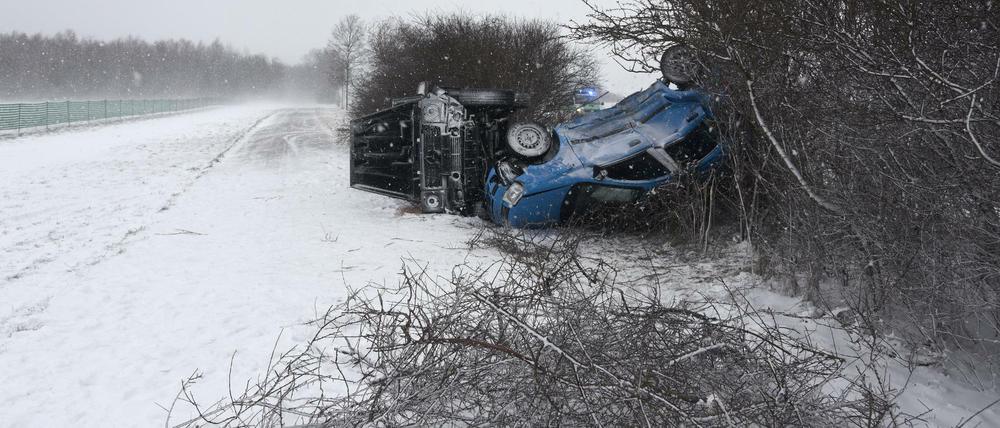 Auf der verschneiten Bundesstraße 12 bei Germaringen in Bayern sind am Freitagmorgen diese zwei Fahrzeuge wegen nicht angepasster Fahrweise verunglückt.