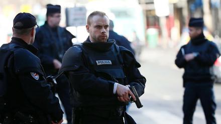 Polizisten sichern am Donnerstag in Paris die Straße vor einem Polizeirevier, in das ein Attentäter eindringen wollte.