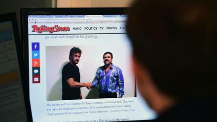 Ein Mann liest das Interview von Sean Penn mit "El Chapo" Guzman auf der Webseite des "Rolling Stone". Nun ist der Drogenboss wieder gefasst.