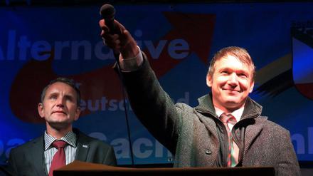 Sachsen-Anhalts AfD-Chef André Poggenburg (rechts) zusammen mit dem seinem thüringischen Kollegen Björn Höcke Mitte Oktober bei einer Kundgebung der Partei in Magdeburg