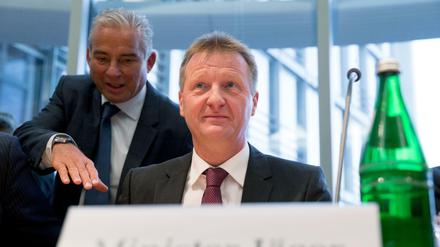 Nordrhein-Westfalens Innenminister Ralf Jäger (SPD) wird am 13.01.2016 in Berlin im Paul-Löbe-Haus zu Beginn der Sitzung des Innenausschusses des Bundestages von Ausschussmitglied Thomas Strobl (l, CDU) begrüßt. 