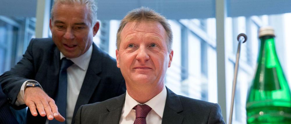 Nordrhein-Westfalens Innenminister Ralf Jäger (SPD) wird am 13.01.2016 in Berlin im Paul-Löbe-Haus zu Beginn der Sitzung des Innenausschusses des Bundestages von Ausschussmitglied Thomas Strobl (l, CDU) begrüßt.