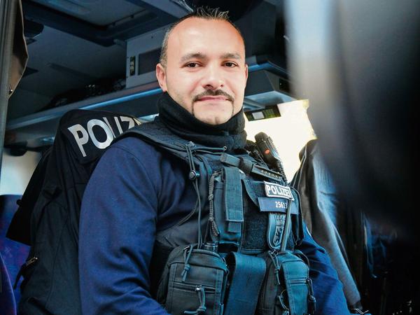 Einer von hundert. Beim Dienst im Festnahmezug darf man nicht besonders empfindlich sein.