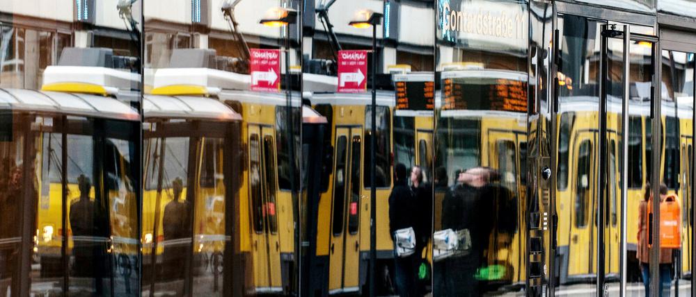 Für viele Fahrgäste ist die Fahrt mit den öffentlichen Verkehrsmitteln teurer geworden. Es trifft vor allem Inhaber von Monats- und Jahreskarten. Auch der Kurzstreckentarif wird erhöht.