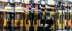 Für viele Fahrgäste ist die Fahrt mit den öffentlichen Verkehrsmitteln teurer geworden. Es trifft vor allem Inhaber von Monats- und Jahreskarten. Auch der Kurzstreckentarif wird erhöht.