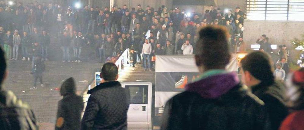 Wer war’s? An Silvester wurden am Kölner Bahnhof Frauen sexuell belästigt. 