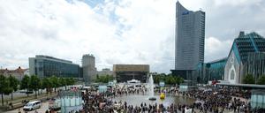 Studierende stehen mit Transparenten auf einem Platz und protestieren.