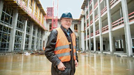 Der Vorstand und Sprecher der Stiftung Berliner Schloss - Humboldtforum, Manfred Rettig, steht in der öffentlichen Fußgängerpassage auf der Baustelle des Berliner Schlosses in Berlin. 