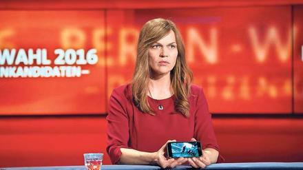 Mit allen Mitteln. Susanne Kröhmer (Anna Loos) geht mit einem kompromittierenden Handyvideo in den Wahlkampf um das Amt des Regierenden Bürgermeisters. 