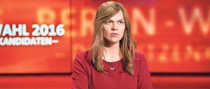Mit allen Mitteln. Susanne Kröhmer (Anna Loos) geht mit einem kompromittierenden Handyvideo in den Wahlkampf um das Amt des Regierenden Bürgermeisters. 