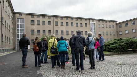 Besucher im Innenhof der Stasiopfer-Gedenkstätte in Hohenschönhausen. 
