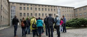 Besucher im Innenhof der Stasiopfer-Gedenkstätte in Hohenschönhausen. 