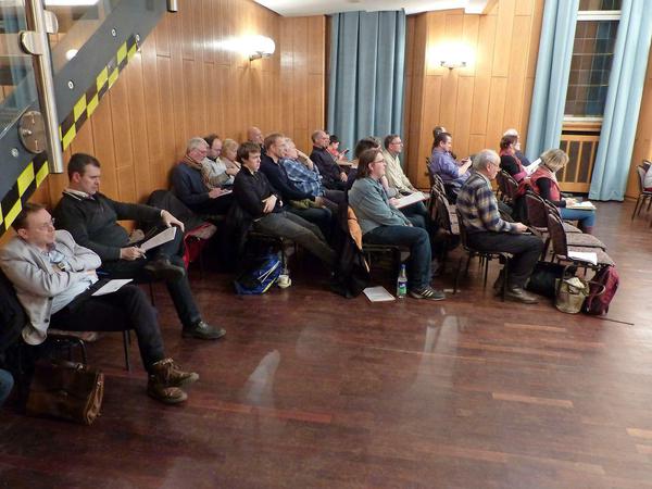 Besucher der BVV am Mittwoch im Rathaus Zehlendorf.
