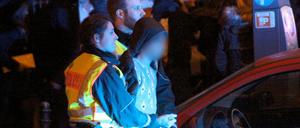 Ein Mann wird Silvester in Köln von Polizeibeamten abgeführt. Am Hauptbahnhof waren Frauen sexuell belästigt und ausgeraubt worden.
