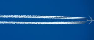 Eine Boeing 747-8F zieht Kondensstreifen hinter sich her. 