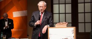 W. Michael Blumenthal, Gründungsdirektor des Jüdischen Museums Berlin, mit dem Modell der "W. Michael Blumenthal Akademie".