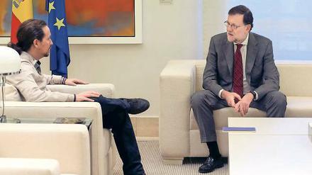 Verfahrene Lage. Spaniens Ministerpräsident Mariano Rajoy spricht mit Podemos-Führer Pablo Iglesias. Erwartungsgemäß wurden nur Höflichkeiten ausgetauscht.