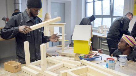 Bei der Initiative "Arrivo" der Handwerkskammer Berlin arbeiten Flüchtlinge in der Schreinerei. 