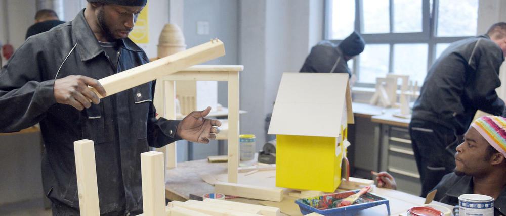 Bei der Initiative "Arrivo" der Handwerkskammer Berlin arbeiten Flüchtlinge in der Schreinerei.