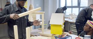 Bei der Initiative "Arrivo" der Handwerkskammer Berlin arbeiten Flüchtlinge in der Schreinerei. 