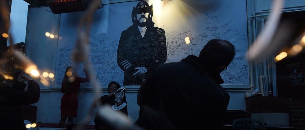 Trauer um eine Legende. Fans vor einem Porträt des Rockmusikers Lemmy Kilmister während einer Gedenkfeier in der Rainbow Bar auf dem Sunset Strip in Los Angeles, der Stammkneipe des Verstorbenen.