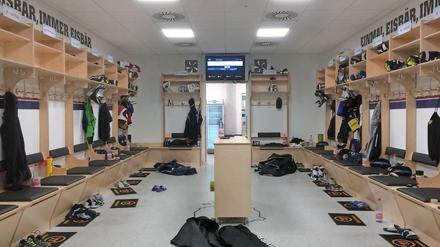 Hier wird sich umgezogen. Ein Blick in die Eisbären-Kabine im Wellblechpalast.
