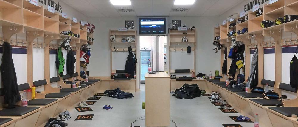 Hier wird sich umgezogen. Ein Blick in die Eisbären-Kabine im Wellblechpalast.