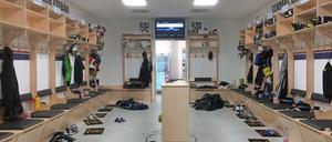 Hier wird sich umgezogen. Ein Blick in die Eisbären-Kabine im Wellblechpalast.