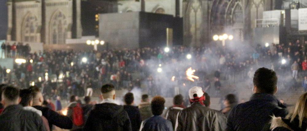 Zahlreiche Menschen sind am 31.12.2015 in Köln (Nordrhein-Westfalen) auf dem Vorplatz des Hauptbahnhofs zu sehen. In der Silvesternacht waren am Kölner Hauptbahnhof Frauen sexuell belästigt und ausgeraubt worden.