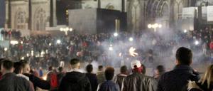 Zahlreiche Menschen sind am 31.12.2015 in Köln (Nordrhein-Westfalen) auf dem Vorplatz des Hauptbahnhofs zu sehen. In der Silvesternacht waren am Kölner Hauptbahnhof Frauen sexuell belästigt und ausgeraubt worden. 
