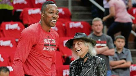 James „Jimmy“ Goldstein ist der prominenteste Fan der NBA. Der Milliardär hält sein Alter streng geheim und hat sein Geld einen gut funktionierende Kapitalanlagen zu verdanken, wie er selbst sagt. In der NBA hat er 4000 bis 5000 Spiele besucht, hier plaudert er mit Houstons Center Dwight Howard.