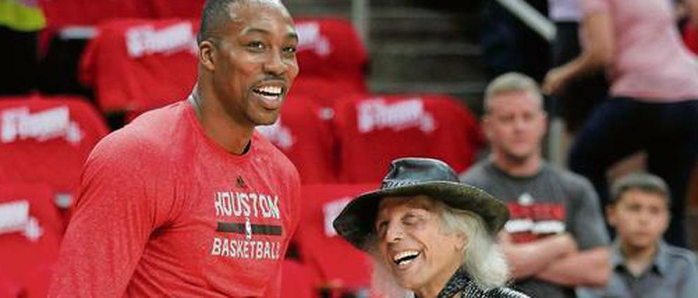 James „Jimmy“ Goldstein ist der prominenteste Fan der NBA. Der Milliardär hält sein Alter streng geheim und hat sein Geld einen gut funktionierende Kapitalanlagen zu verdanken, wie er selbst sagt. In der NBA hat er 4000 bis 5000 Spiele besucht, hier plaudert er mit Houstons Center Dwight Howard. 