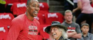 James „Jimmy“ Goldstein ist der prominenteste Fan der NBA. Der Milliardär hält sein Alter streng geheim und hat sein Geld einen gut funktionierende Kapitalanlagen zu verdanken, wie er selbst sagt. In der NBA hat er 4000 bis 5000 Spiele besucht, hier plaudert er mit Houstons Center Dwight Howard. 
