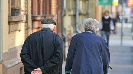 Ein altes Paar am 23.03.2010 in Karlsruhe bei einem Spaziergang. Die Zahl älterer Menschen steigt weltweit rasant an. Im Jahr 2050 werden nach einem am Montag (01.10.2012) veröffentlichten UN-Bericht 22 Prozent der Weltbevölkerung älter als 60 Jahre sein. Ihre Zahl verdoppelt sich bis dahin auf zwei Milliarden Menschen. Während heute zwei von drei Erwachsenen über 60 in Entwicklungsländern leben, werden es dann vier von fünf Alten sein. Erstmals in der Geschichte werde es dann mehr Alte über 60 als Kinder unter 15 geben, hieß es. Derzeit sind nach dem Bericht "Altern im 21. Jahrhundert", den das UN-Bevölkerungsprogramm UNFPA und die Organisation HelpAge International zum Weltaltentag am 1. Oktober in Bonn präsentierten, 810 Millionen Menschen 60 Jahre oder älter. In Deutschland lag ihr Anteil im Jahr 2010 bereits bei 26 Prozent der Bevölkerung.(Siehe epd-Bericht vom 01.10.2012)