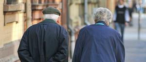 Ein altes Paar am 23.03.2010 in Karlsruhe bei einem Spaziergang. Die Zahl älterer Menschen steigt weltweit rasant an. Im Jahr 2050 werden nach einem am Montag (01.10.2012) veröffentlichten UN-Bericht 22 Prozent der Weltbevölkerung älter als 60 Jahre sein. Ihre Zahl verdoppelt sich bis dahin auf zwei Milliarden Menschen. Während heute zwei von drei Erwachsenen über 60 in Entwicklungsländern leben, werden es dann vier von fünf Alten sein. Erstmals in der Geschichte werde es dann mehr Alte über 60 als Kinder unter 15 geben, hieß es. Derzeit sind nach dem Bericht "Altern im 21. Jahrhundert", den das UN-Bevölkerungsprogramm UNFPA und die Organisation HelpAge International zum Weltaltentag am 1. Oktober in Bonn präsentierten, 810 Millionen Menschen 60 Jahre oder älter. In Deutschland lag ihr Anteil im Jahr 2010 bereits bei 26 Prozent der Bevölkerung.(Siehe epd-Bericht vom 01.10.2012)