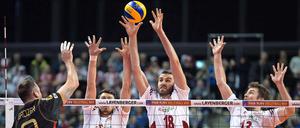 Georg Grozer schmettert in den Block der Polen.