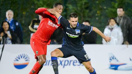 Durchsetzungsstark. Vedad Ibisevic (rechts) erzielte den Treffer zu Herthas 1:0-Sieg gegen Hannover 96.
