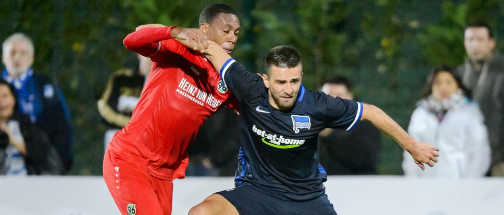 Durchsetzungsstark. Vedad Ibisevic (rechts) erzielte den Treffer zu Herthas 1:0-Sieg gegen Hannover 96.