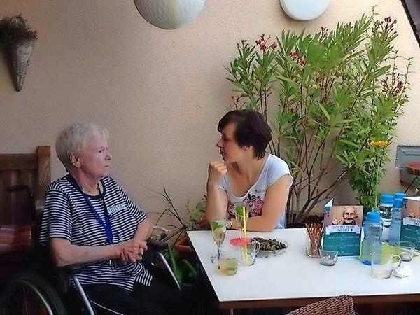 "Wollen Sie ein Wasser?", fragte Nadine. Der Beginn vom Ende der Einsamkeit.
