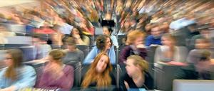 Studierende im Blick. Sie sitzen im Hörsaal, aber keiner weiß, wie lange, wo sie zwischendurch Praktikum machen oder im Ausland studieren. Das soll sich mit dem neuen Gesetz über die Hochschulstatistik ändern.